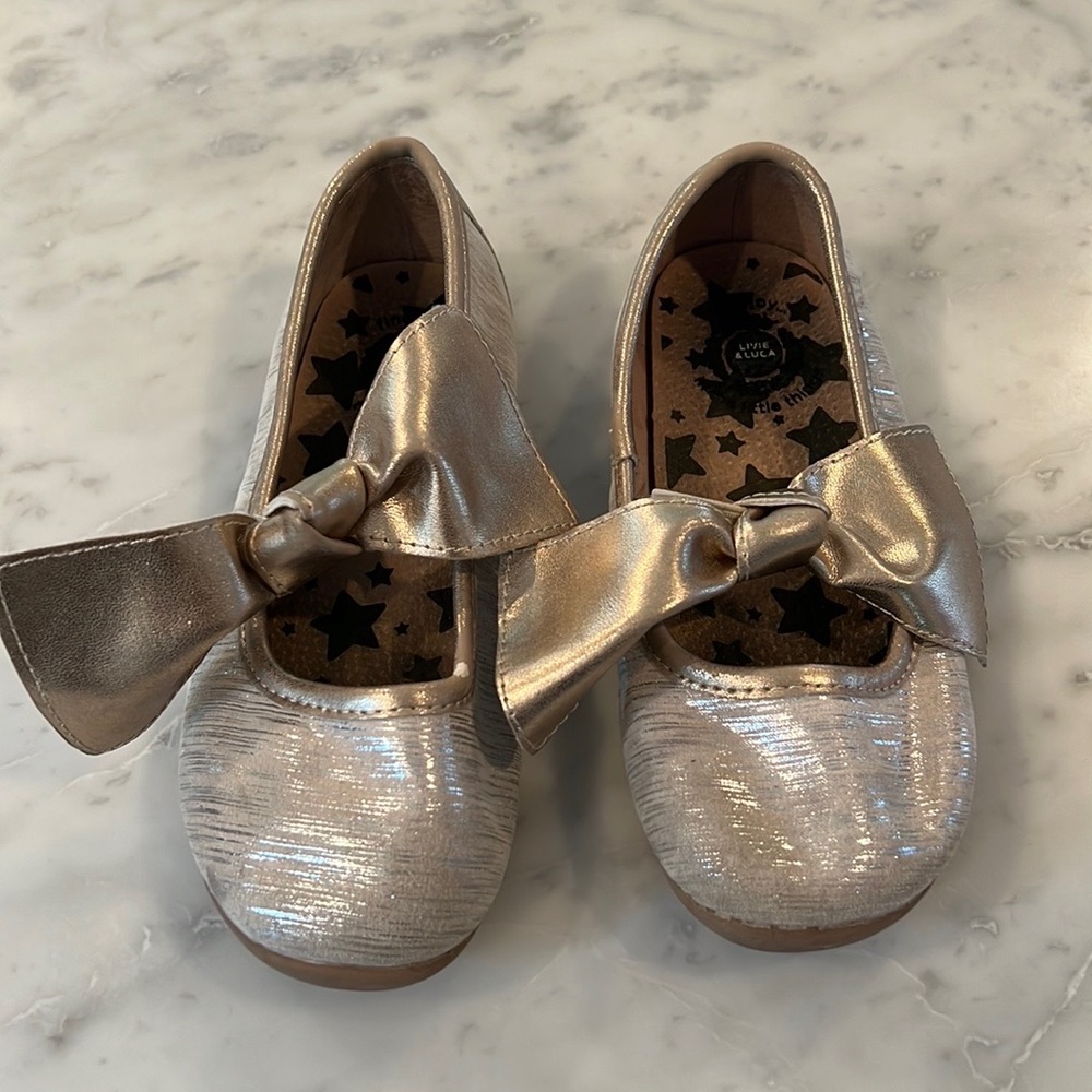 Good girls dress shoes- great condition size 12